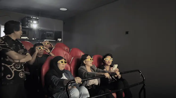 VR + CINEMA 13D